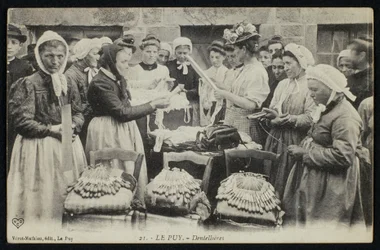 Postal que representa encajeras de Le Puy, c.1900
